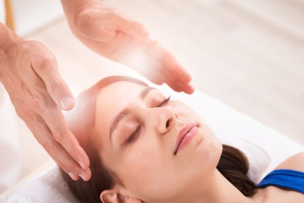 Reiki for Humans: Connection, Intuition, and Inner Healing Reiki for humans begins with connection — between the therapist, the client, and the universal energy that flows through all life. During a session, the Reiki practitioner intuitively tunes into the client’s higher self, channeling healing energy to dissolve blockages and restore harmony on all levels.